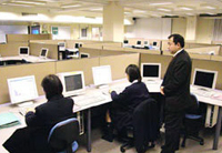 コンピュータルーム オフィス環境を意識したレイアウトになっている